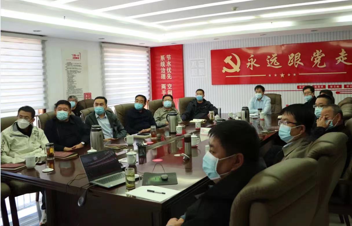 市水利局党组中心组学习聆听习近平总书记代表十九届中央委员会向大会所作的报告。.jpg