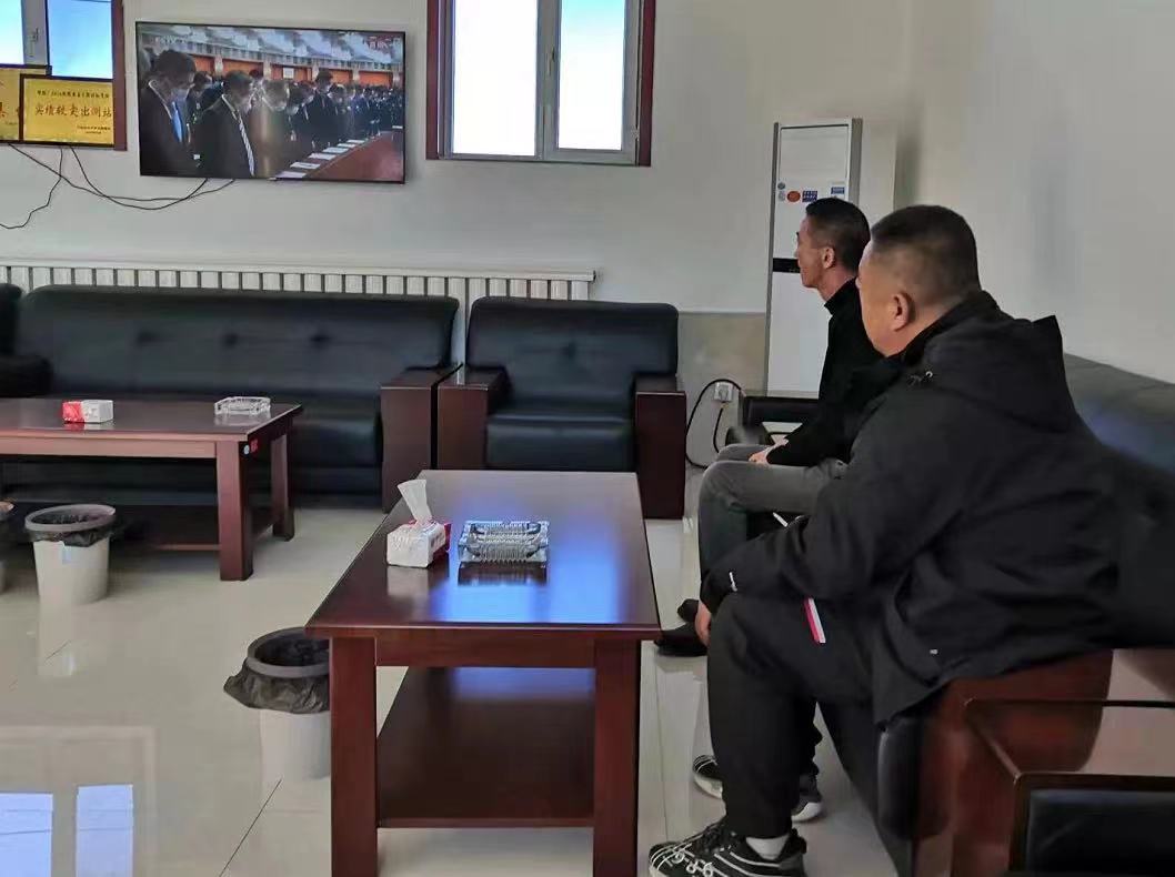 市水文中心东土城水文站驻站干部观看党的二十大开幕式.jpg